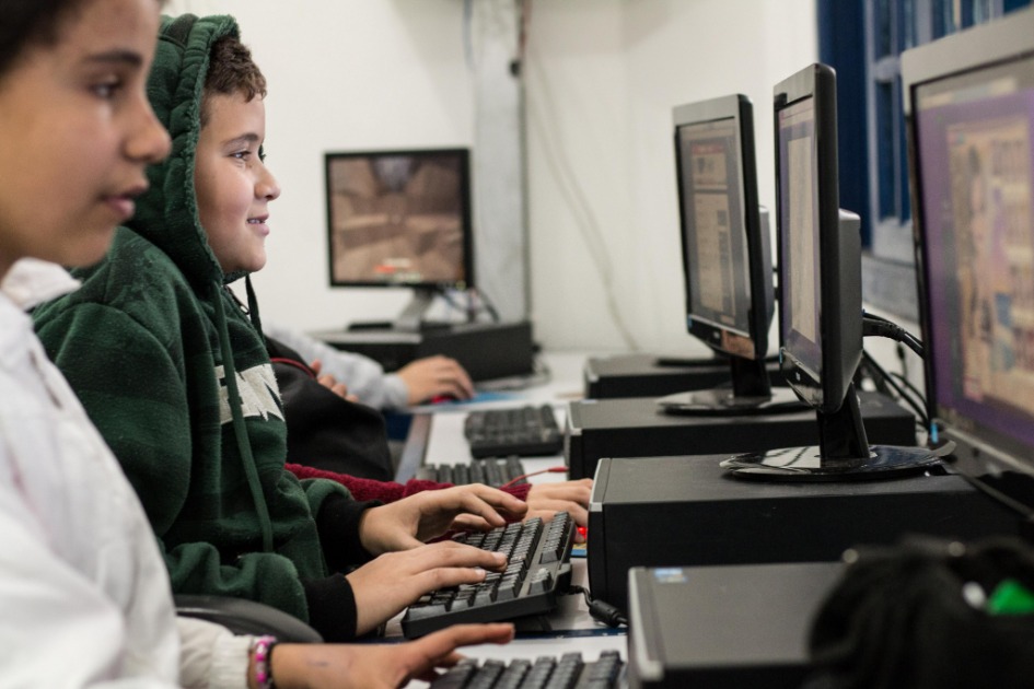 Como prevenir a violência digital entre crianças e adolescentes