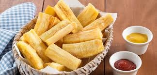 Rainha no prato do brasileiro, mandioca também protagoniza receitas que viralizam