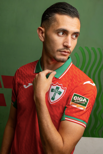 GIGA Atacado e Portuguesa SAF celebram parceria com estreia de novo uniforme