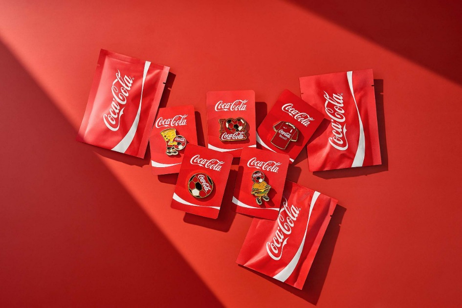 Coca-Cola FEMSA Brasil distribui pins colecionáveis para engajar consumidores durante o maior evento de futebol do mundo