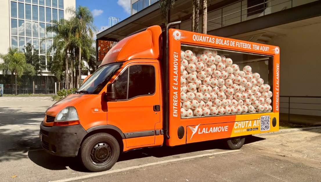 Quantas bolas de futebol cabem em um carreto? Lalamove circula por SP com veículo transparente