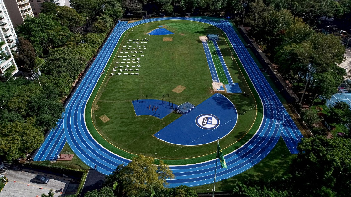 Clube Pinheiros moderniza pista de atletismo em parceria inédita com a Playpiso
