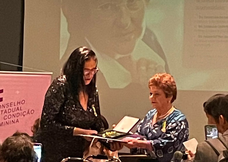 Em noite marcada por emoção e reconhecimento Juliana Puccini Vianna recebe Medalha Ruth Cardoso
