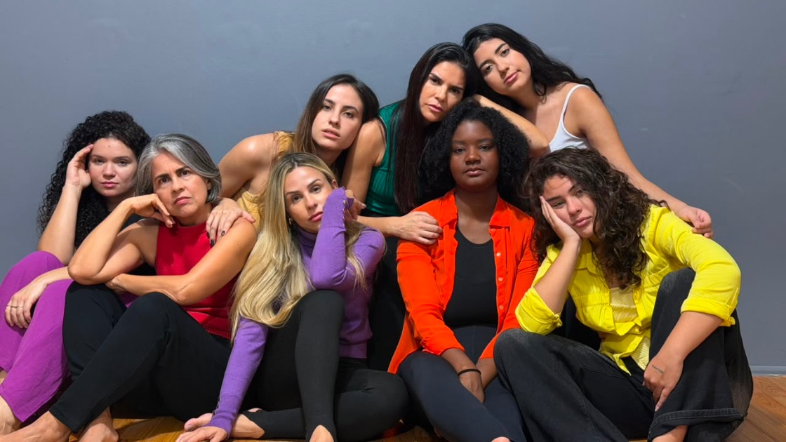 Espetáculo “Manual de sobrevivência das mulheres exaustas” transforma sobrecarga feminina em comédia dramática