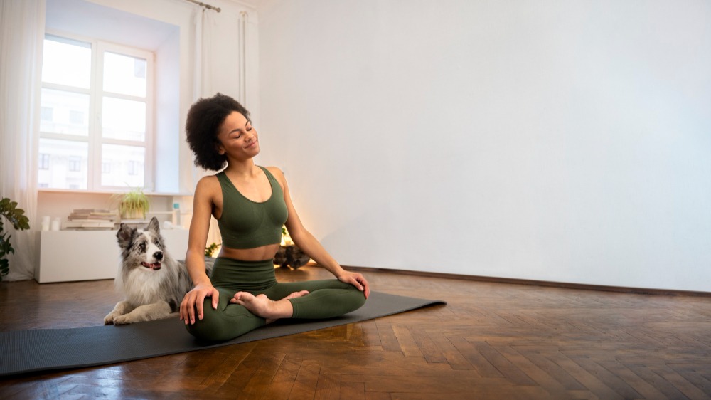 Mês da Yoga: saiba como a prática pode ajudar no equilíbrio emocional em tempos de estresse e sobrecarga