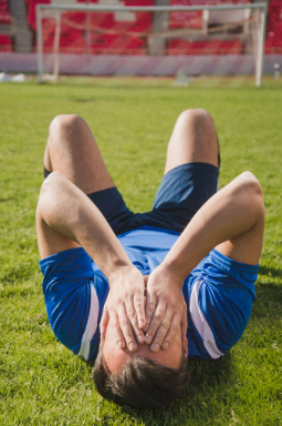 De olho na bola: como prevenir traumas oculares durante a temporada de grandes jogos