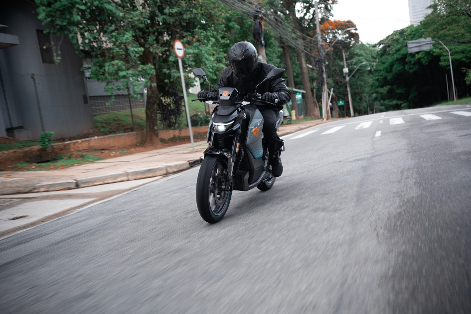 Chegada de motos e scooters elétricas mudam hábitos de condução nas grandes cidades