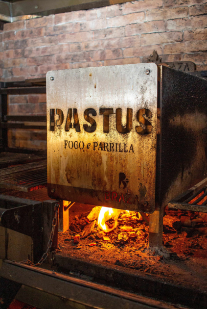 Pôr do sol exclusivo: Pastus valoriza a luz natural e a vista em comemorações sociais.