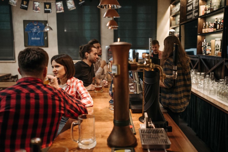 Vendas em bares e restaurantes crescem 4,6% em maio e completam oito meses seguidos de alta anual, aponta Índice Abrasel-Stone