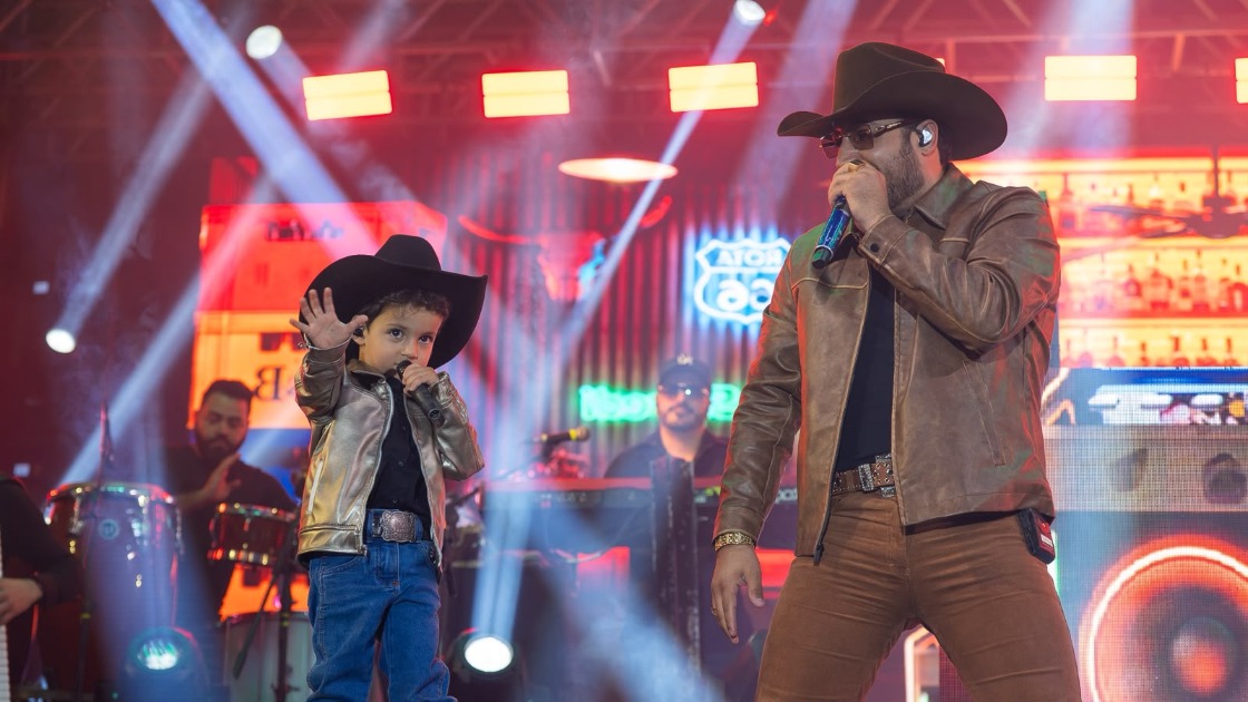 Isac, filho de Barretto, rouba a cena em show da dupla Bruno & Barretto