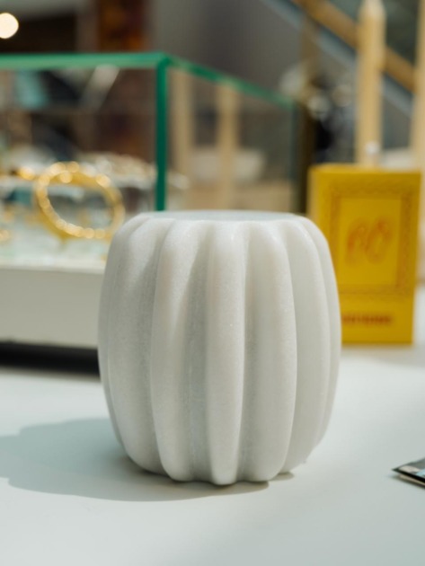 Jay Boggo leva o design brasileiro à La Samaritaine, em Paris, com Banco Cacau produzido pela Maqstone