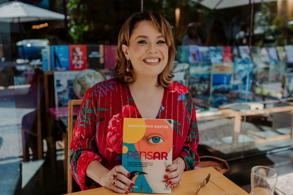 Maria Flávia Bastos lança livro sobre o desafio de pensar em contextos complexos