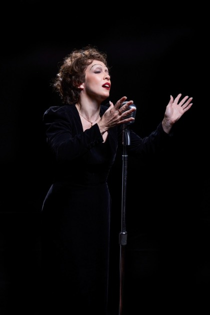 ‘PIAF – Eu não me arrependo’ relembra a trajetória da lendária cantora francesa em superprodução musical protagonizada por Laila Garin