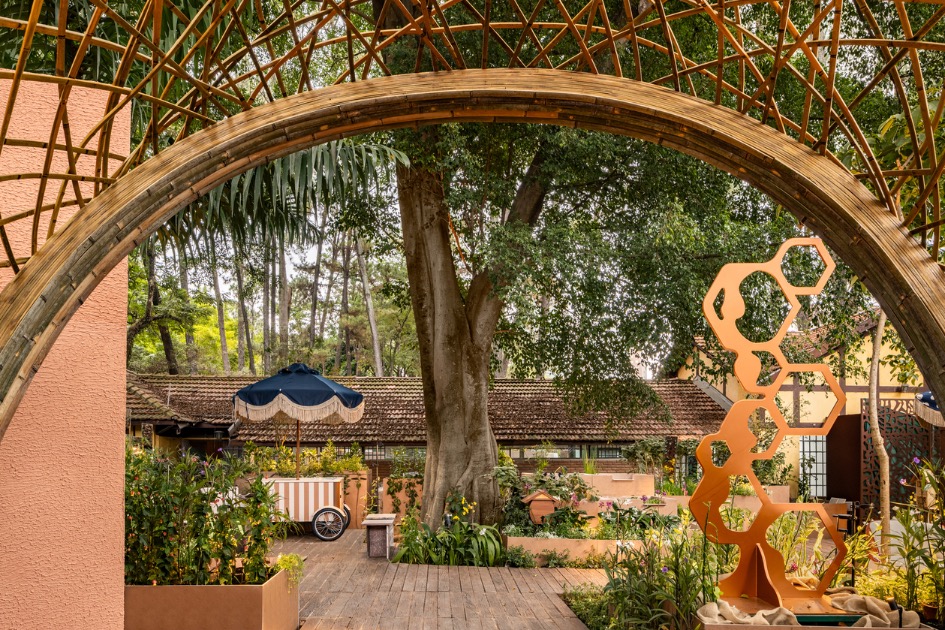 Obras de arte ganham protagonismo nos jardins e transformam áreas externas em experiências sensoriais