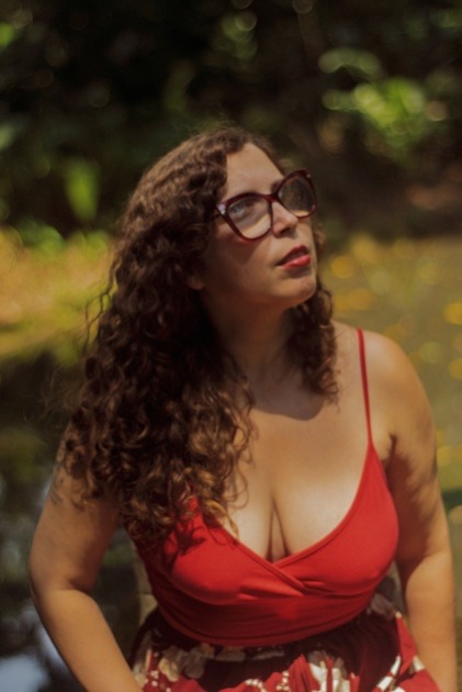 Poeta carioca Milena Martins Moura participa de mesas e faz sessão de autógrafos de o carro de apolo capotou no horizonte na Flip