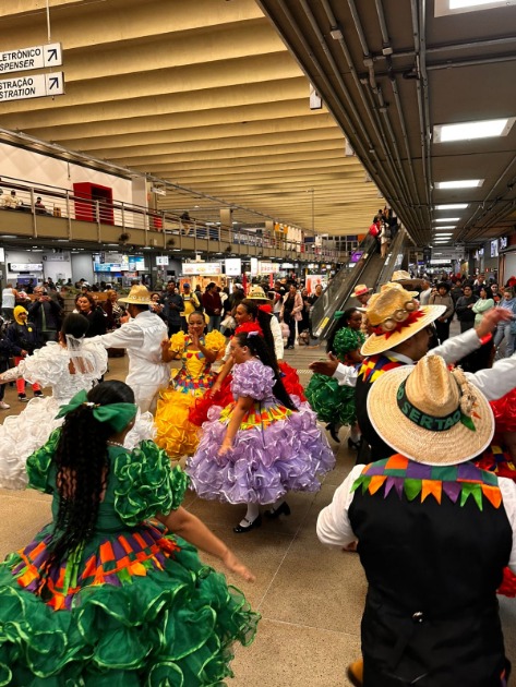 Quadrilha junina leva clima do Arraial de Belô à Rodoviária de Belo Horizonte nesta quinta-feira (23)