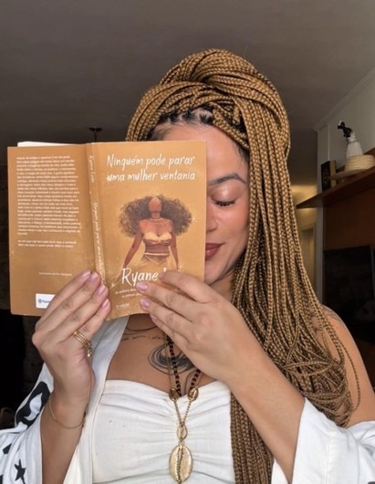 Biblioteca Carolina Maria de Jesus reúne Ryane Leão em bate-papo sobre autoria negra em espaço dedicado à literatura afro-brasileira