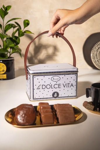 Biscoitê celebra o Dia dos Avós com latas colecionáveis que transformam afeto em memórias