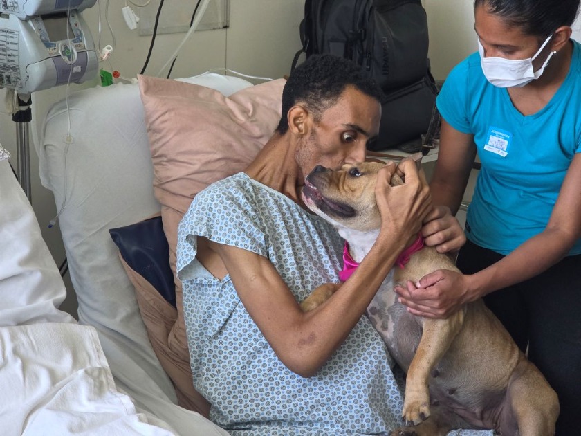 Paciente em cuidados paliativos no Hospital de Base recebe visita de animais de estimação