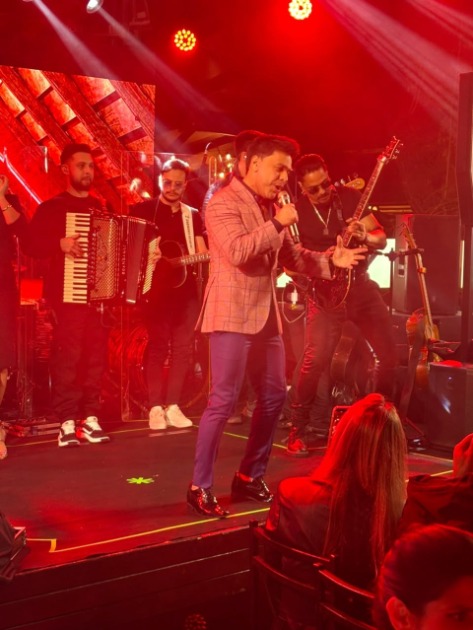 Zezé Di Camargo embala noite especial na Fazenda Churrascada Morumbi com o show "Rústico"