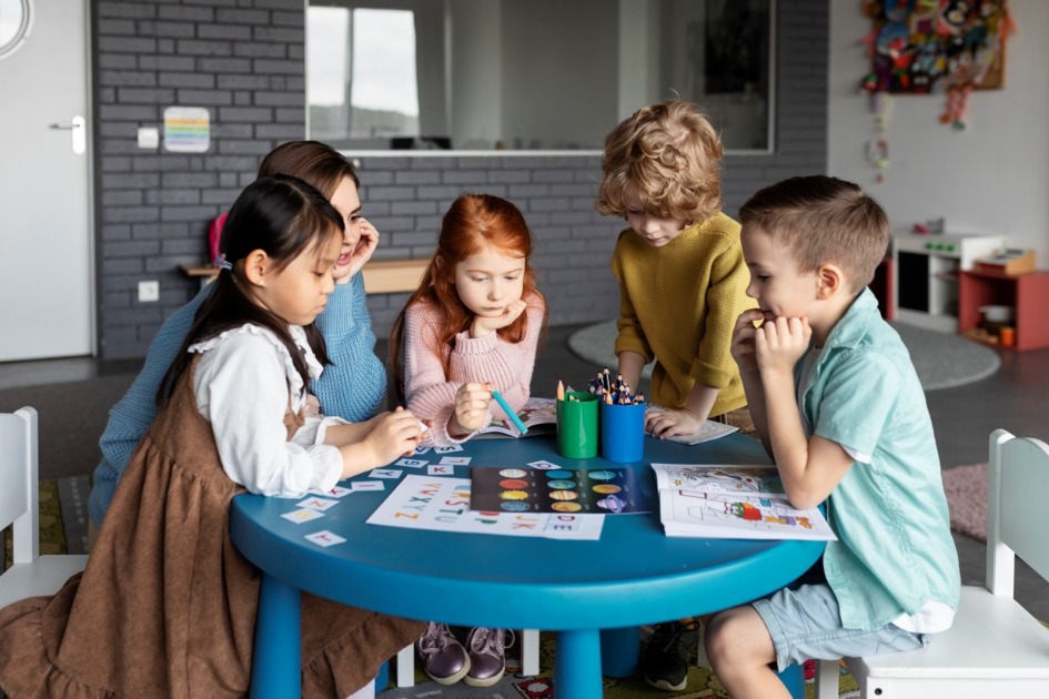 Brincar também é aprender: 7 atividades educativas para estimular crianças durante as férias escolares