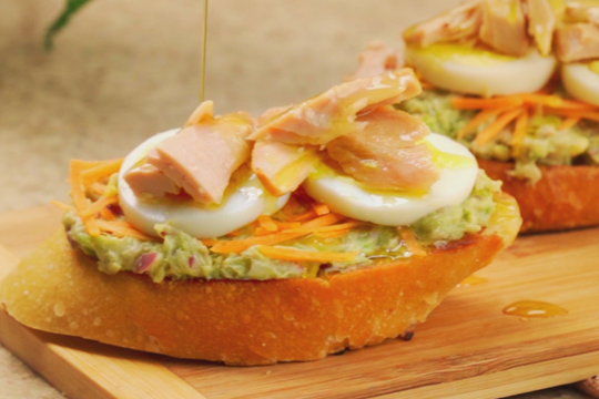 Prático e elegante: saiba por que o Avocado Toast com Atum é o finger food perfeito para celebrar