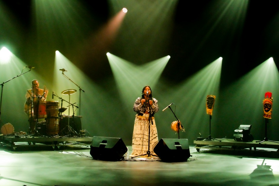 Djuena Tikuna traz show turnê Torü Wiyaegü ao Sesc Tijuca dia 28/07