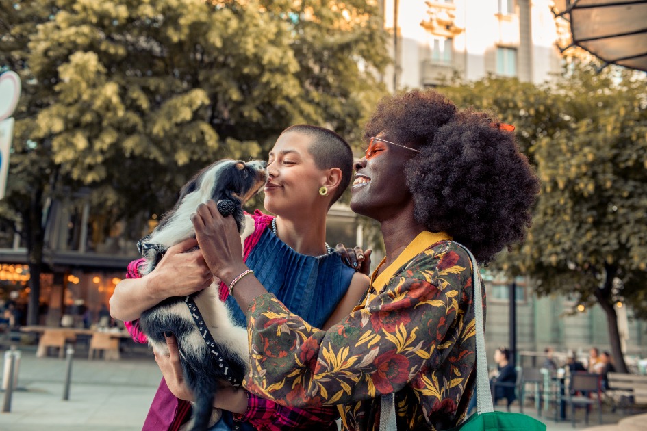 Turismo LGBTQ+: pesquisa da Booking.com revela que a maioria dos viajantes da comunidade esconde identidade ao viajar