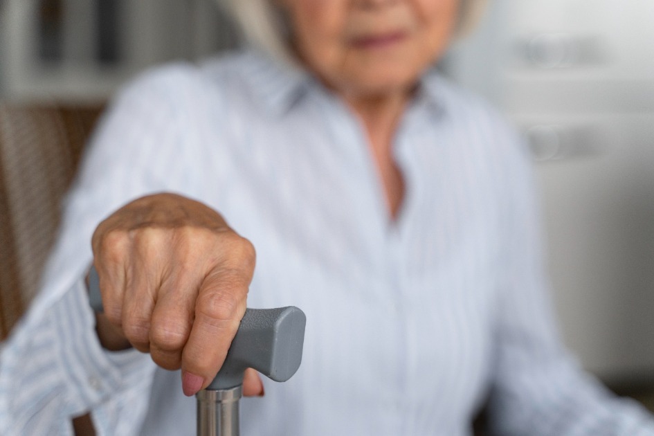 Saiba como adaptações dentro de casa podem evitar quedas de idosos